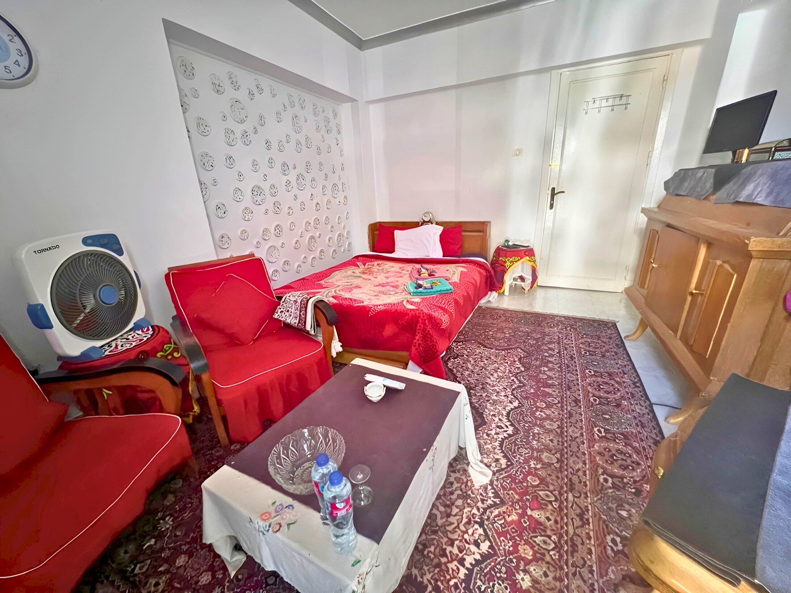 Gadou King Room – Shared Apartment Access