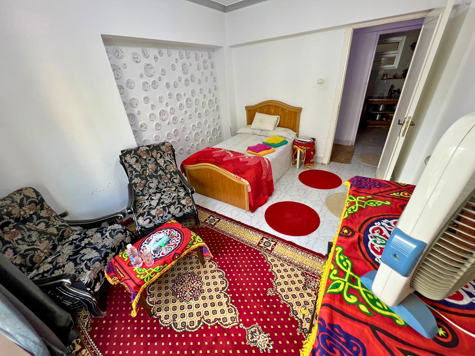 Gadou King Room – Shared Apartment Access