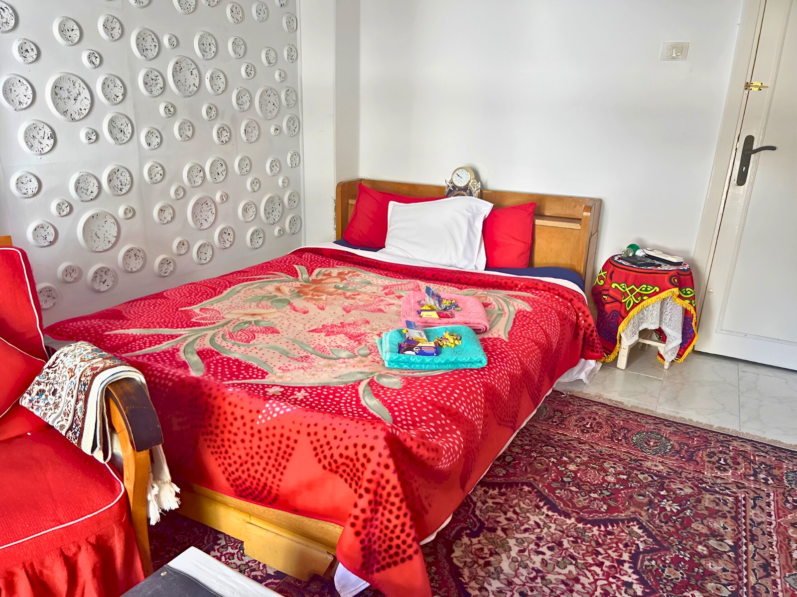 Gadou King Room – Shared Apartment Access