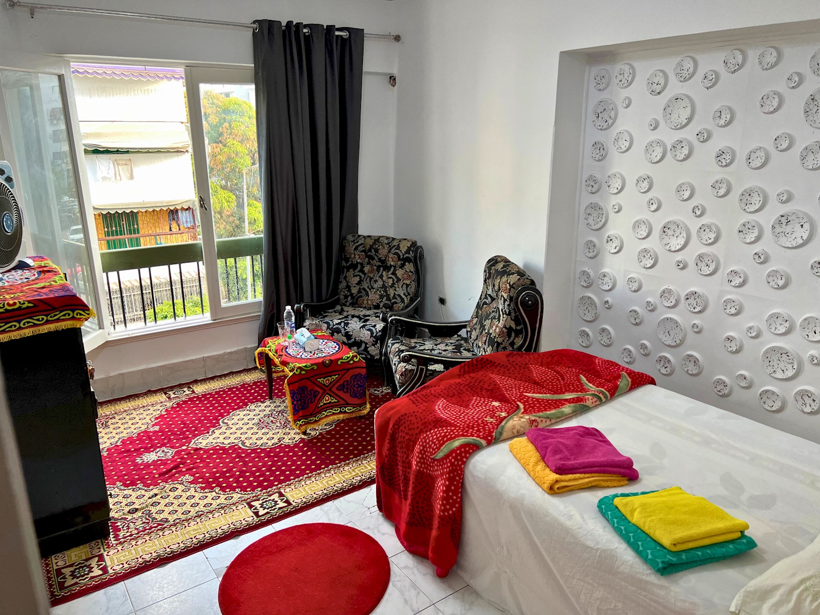 Gadou 2BR Apartment – Full Kitchen & Balcony