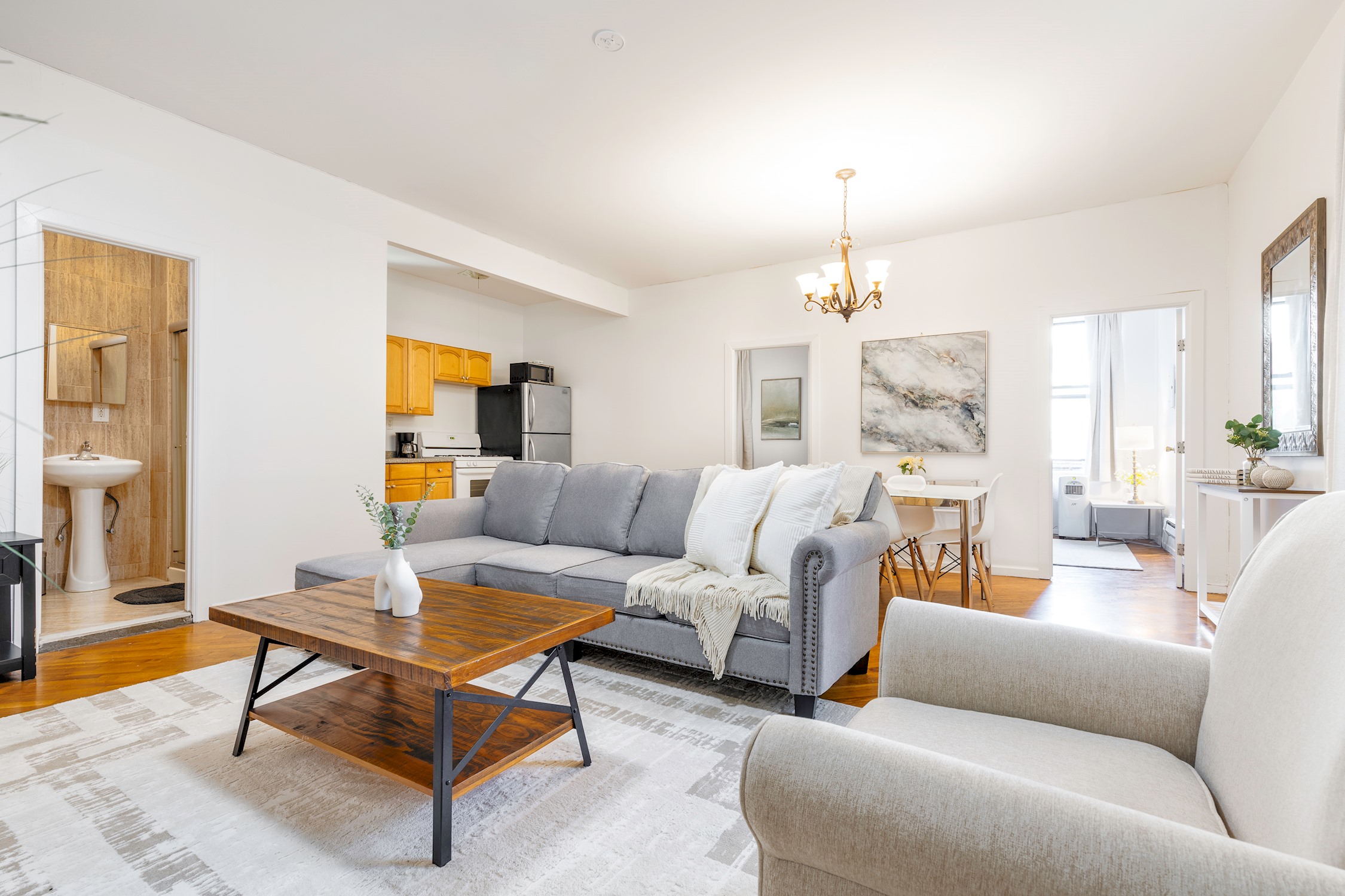 Modern Comfort With Stylish Appeal - Charming Spacious Haven - Queens