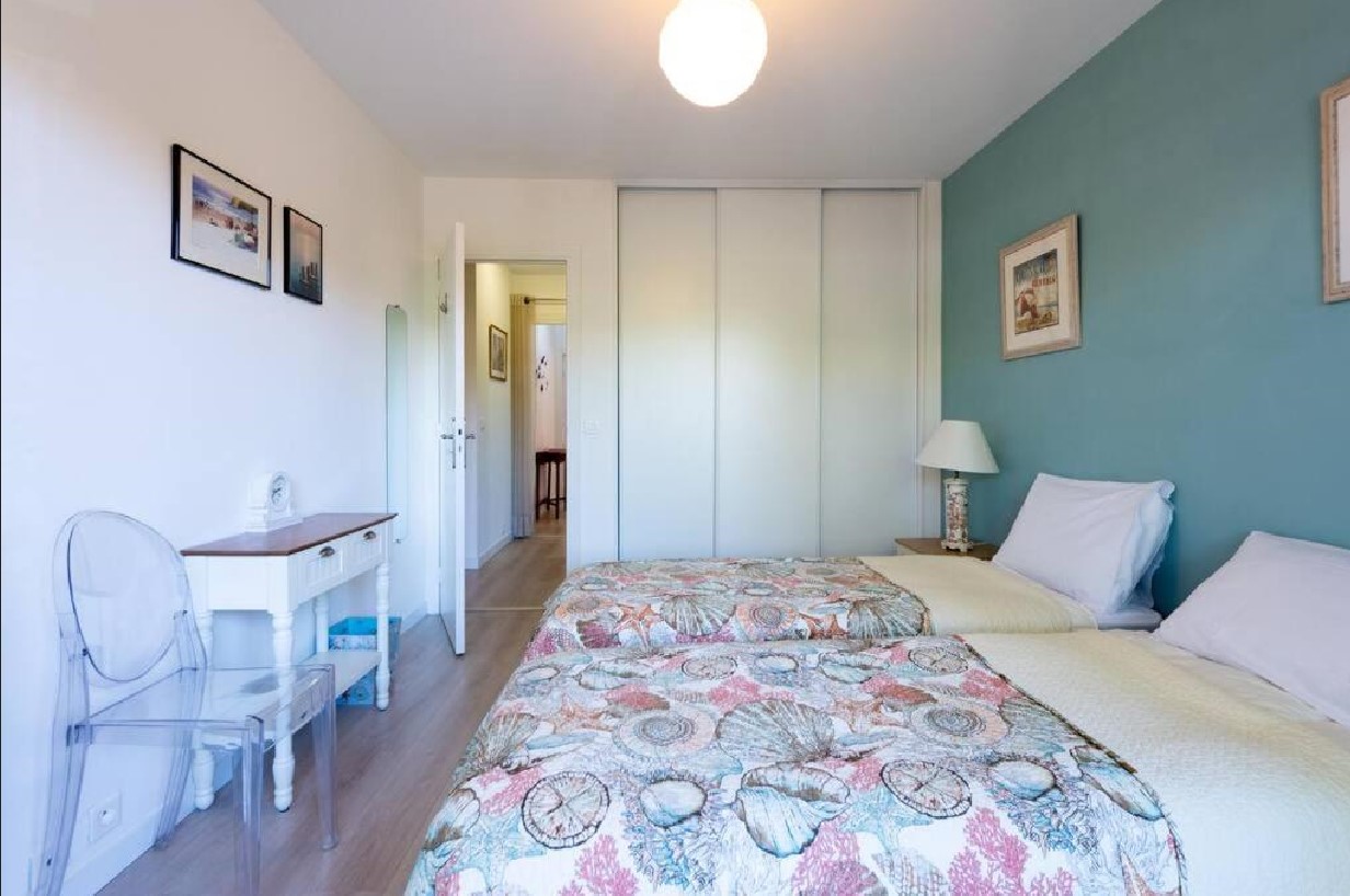 Le Cardiff avec grand balcon, piscine et parking