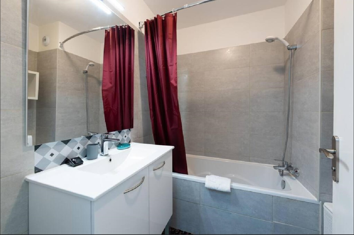 Le Cardiff avec grand balcon, piscine et parking
