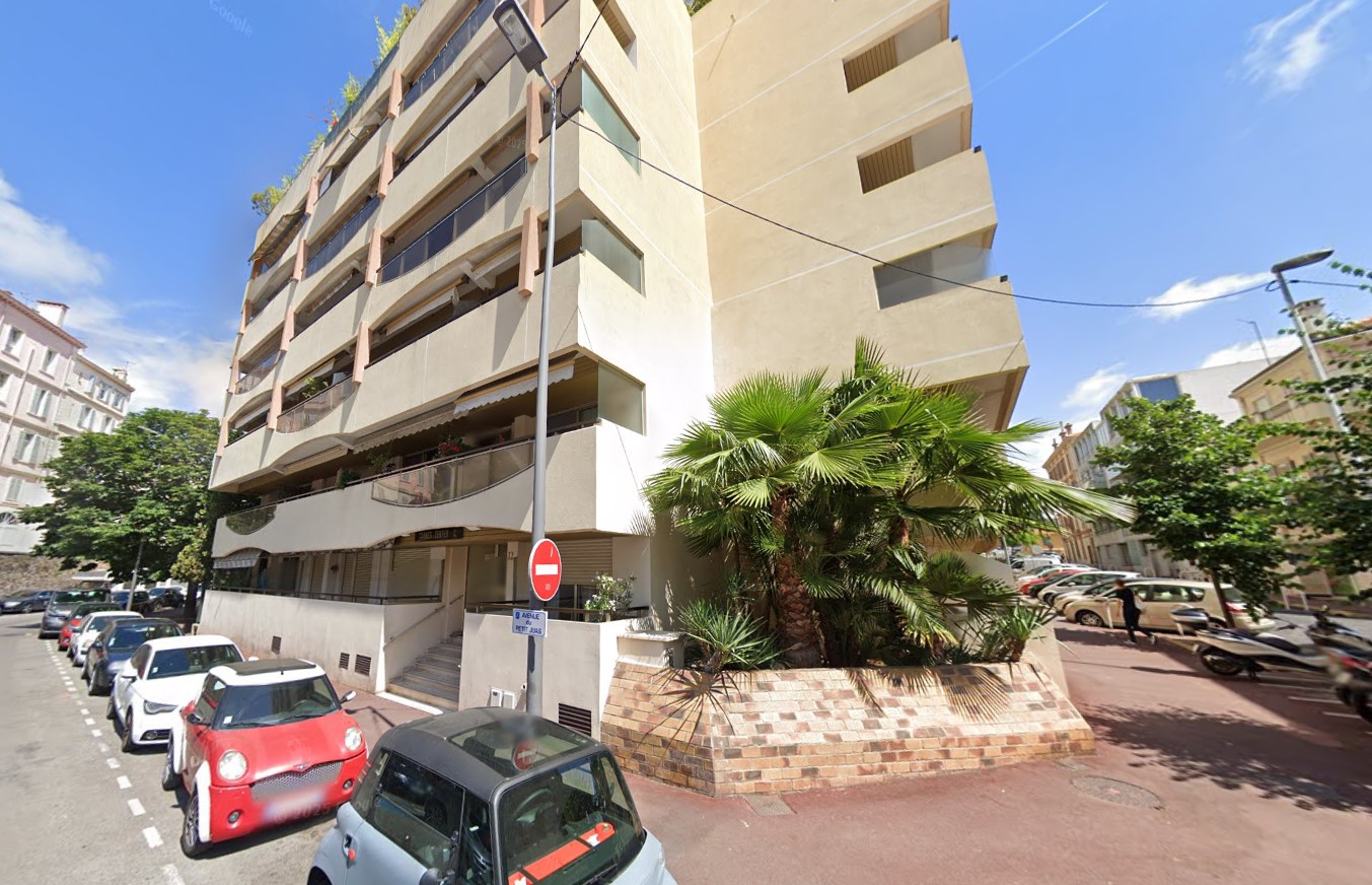 Le Center avec joli balcon et parking