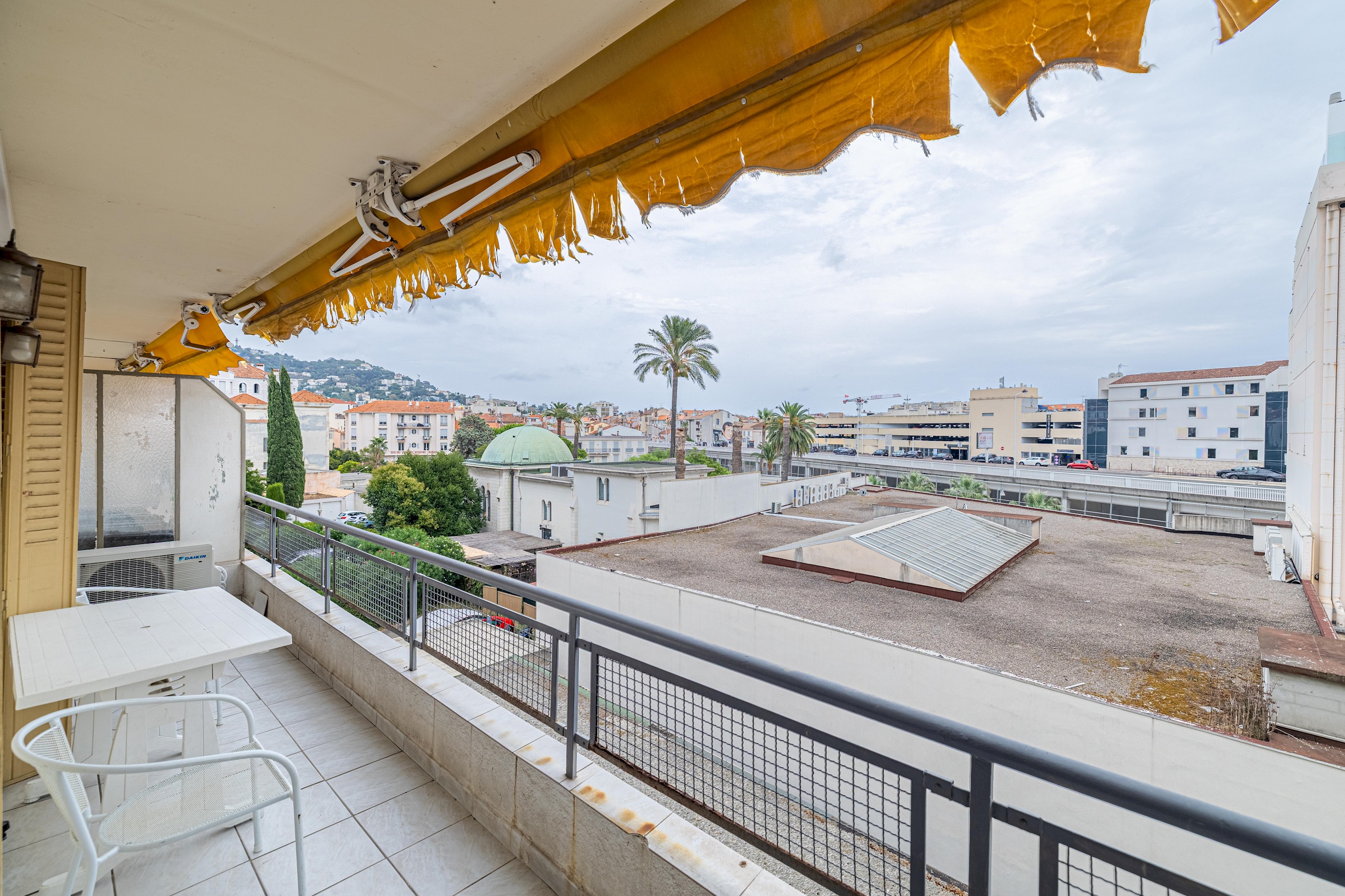 Le Bristol avec balcon au calme en centre-ville