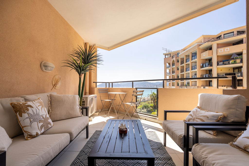 L’Azur avec terrasse vue mer et Esterel, piscine