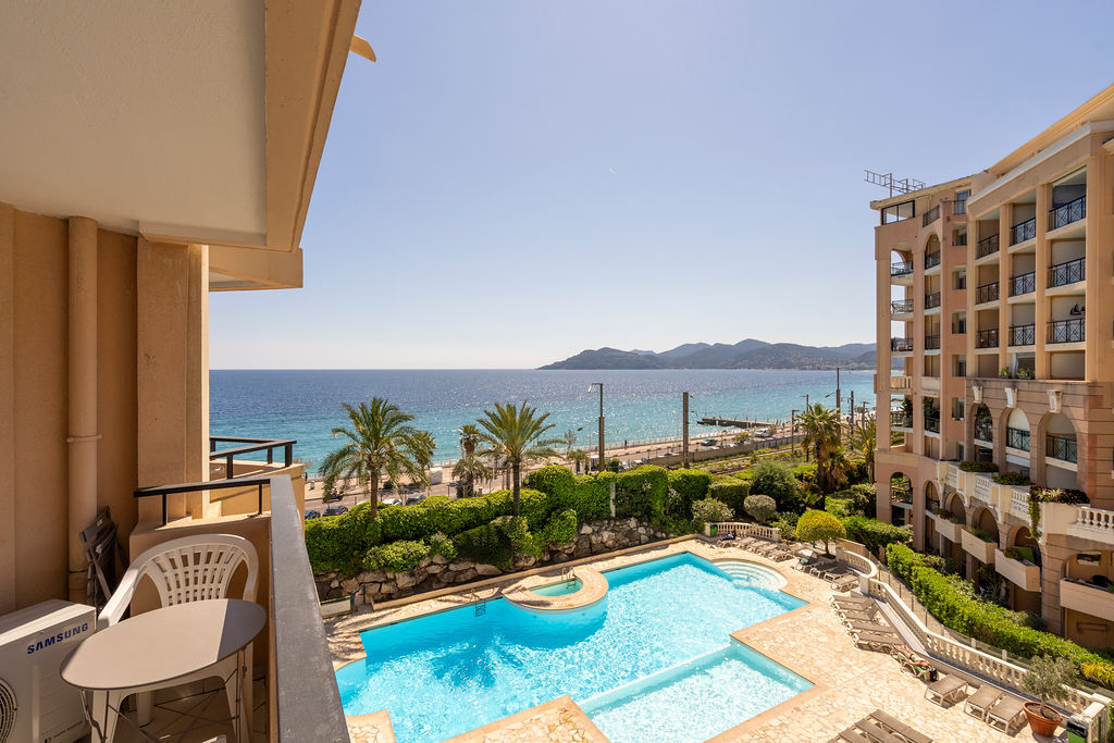 L’Azur avec terrasse vue mer et Esterel, piscine