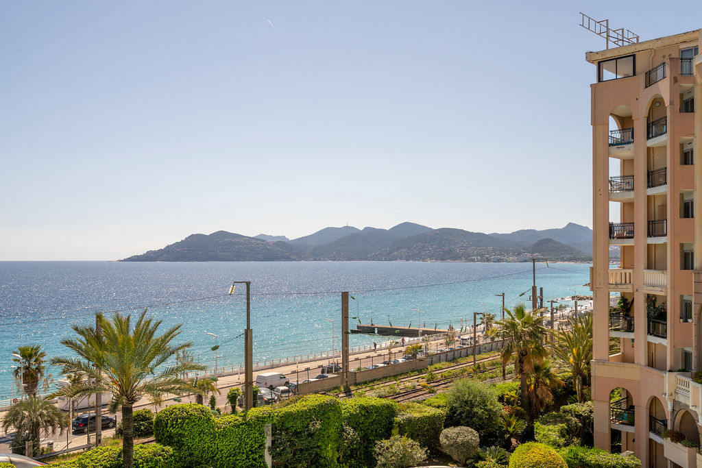 L’Azur avec terrasse vue mer et Esterel, piscine