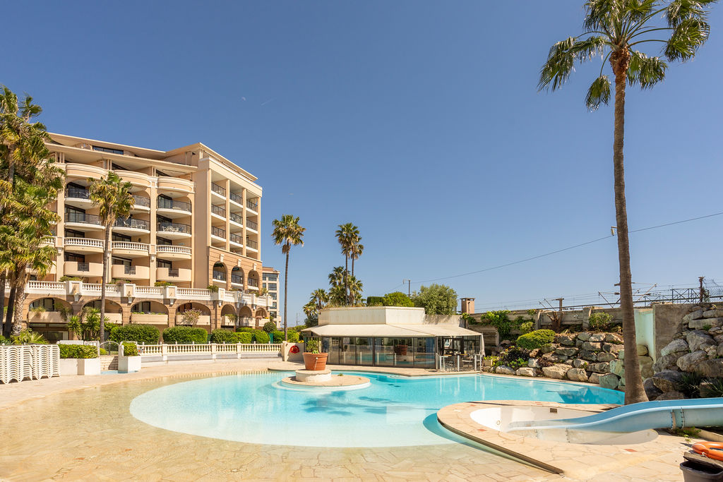 L’Azur avec terrasse vue mer et Esterel, piscine