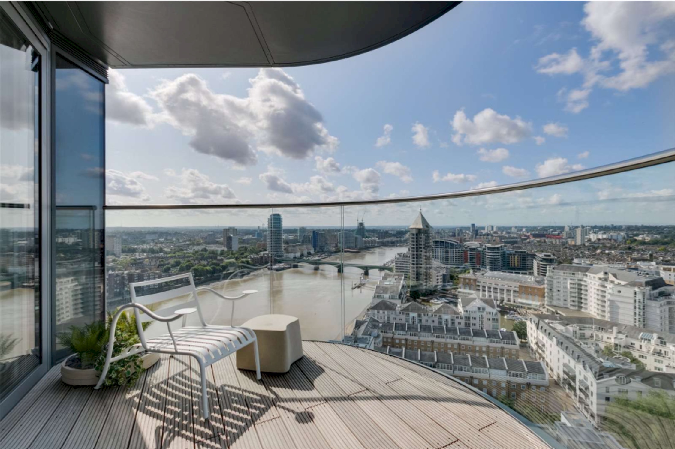 47th Floor Chelsea Waterfront Exclusive Three Bedroom Apartment serviced apartment - UK - VivreStays