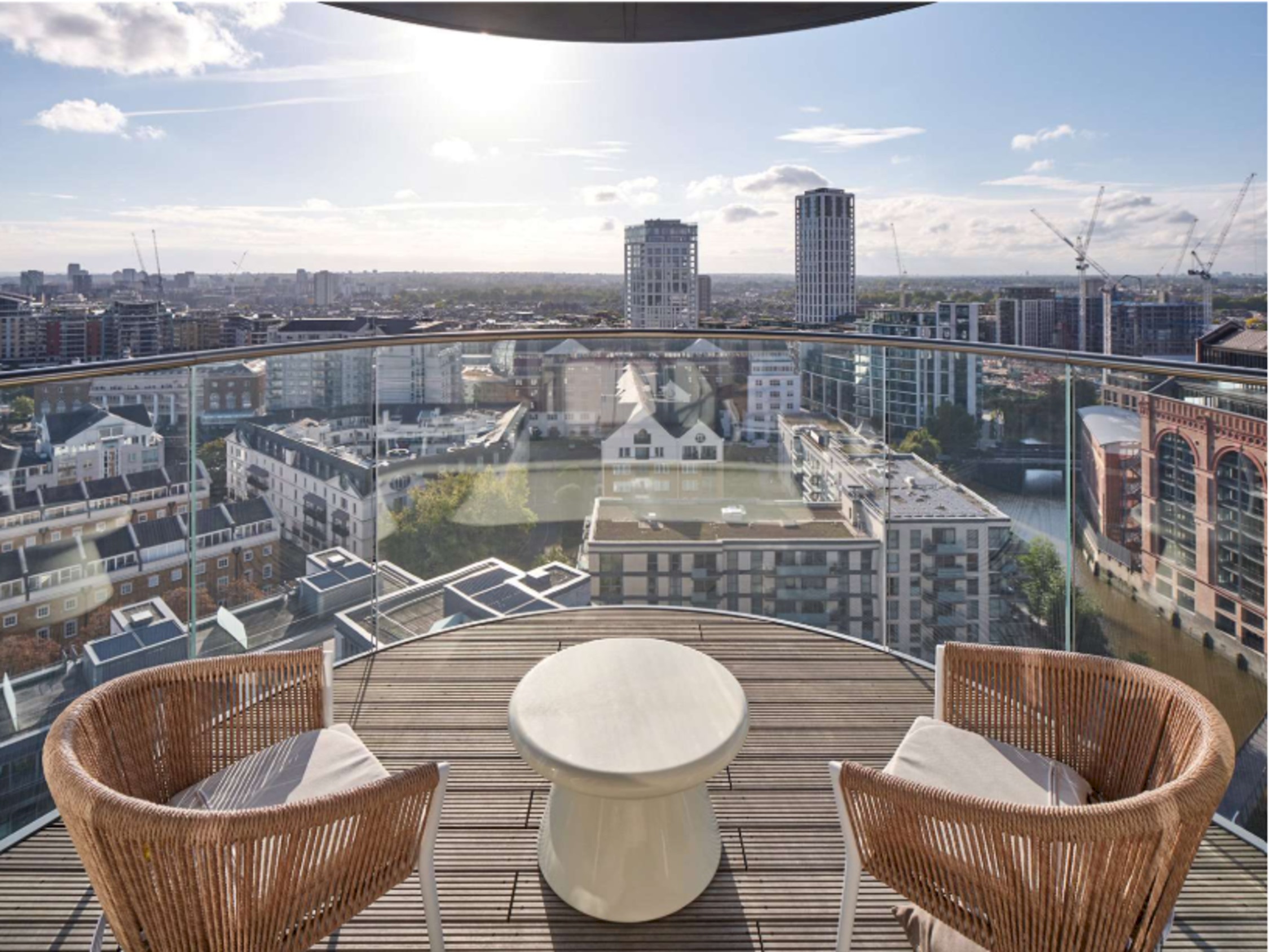 View 52nd Floor Chelsea Waterfront Precinct Six Sleeper Apartment in Chelsea Waterfront, Chelsea SW10 0QD 52nd Floor Chelsea Waterfront Precinct Six Sleeper Apartment in Chelsea Waterfront, Chelsea SW10 0QD - Property image 15 - VivreStays