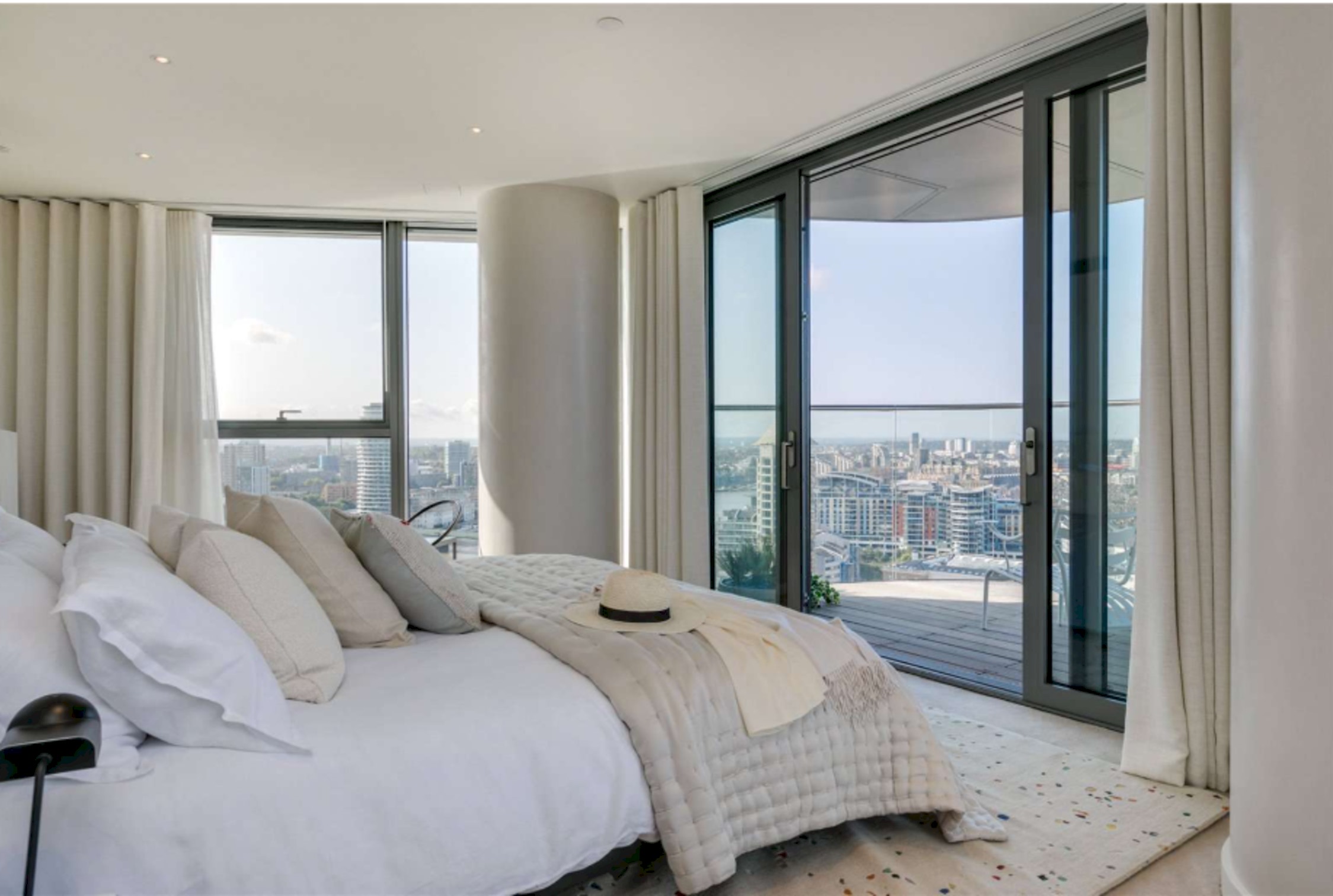 View 52nd Floor Chelsea Waterfront Precinct Six Sleeper Apartment in Chelsea Waterfront, Chelsea SW10 0QD 52nd Floor Chelsea Waterfront Precinct Six Sleeper Apartment in Chelsea Waterfront, Chelsea SW10 0QD - Property image 16 - VivreStays