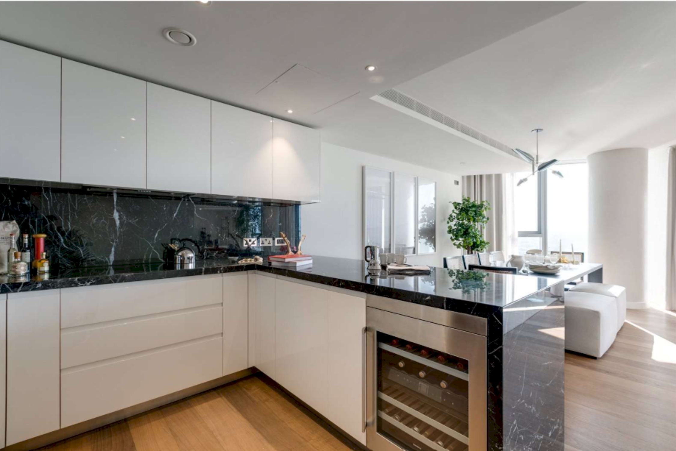 View 52nd Floor Chelsea Waterfront Precinct Six Sleeper Apartment in Chelsea Waterfront, Chelsea SW10 0QD 52nd Floor Chelsea Waterfront Precinct Six Sleeper Apartment in Chelsea Waterfront, Chelsea SW10 0QD - Property image 23 - VivreStays
