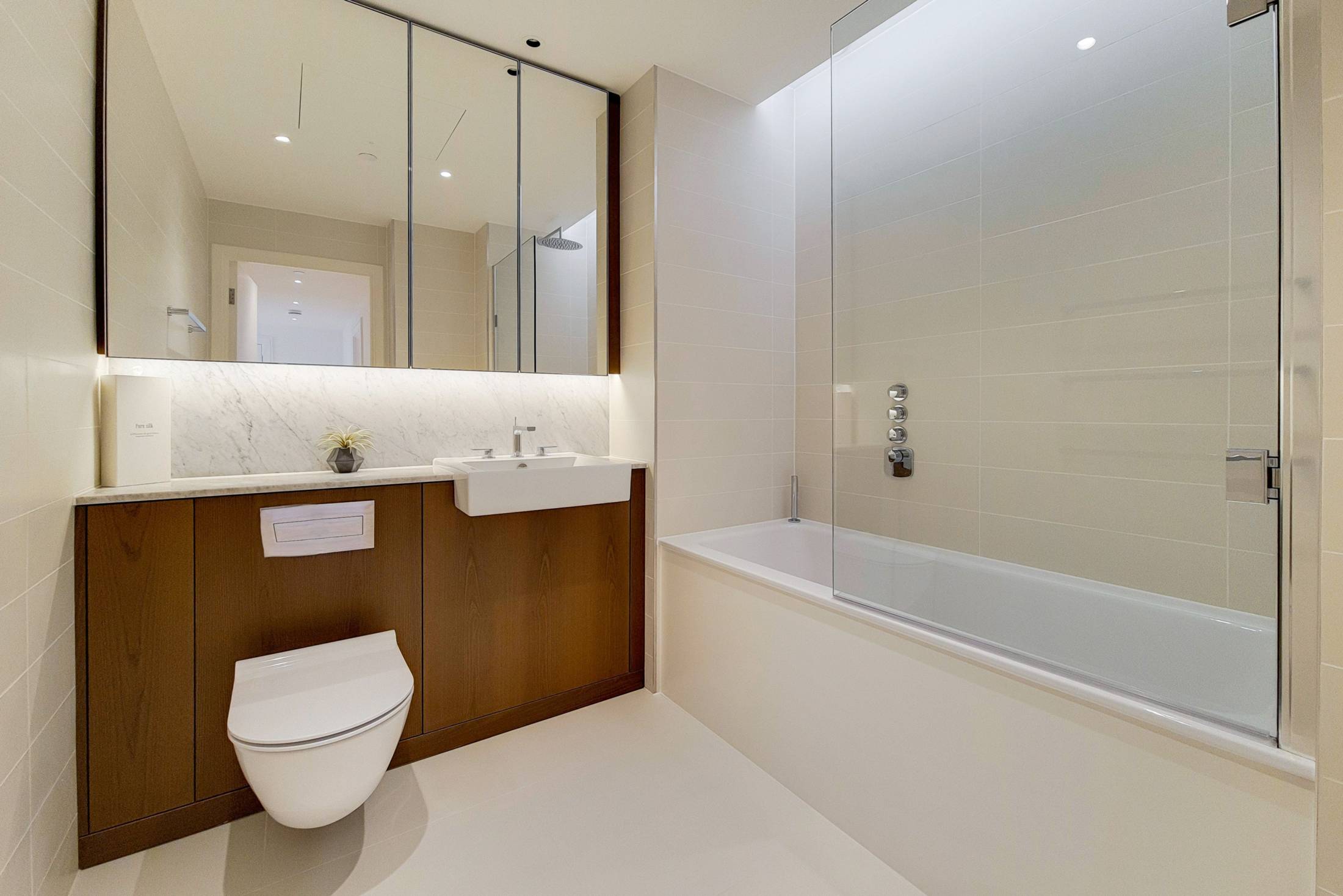 Chelsea Island 8th Floor Three Bedroom Apartment with Panoramic Views in Chelsea Waterfront, Chelsea SW10 0SW - Property image 10 - VivreStays