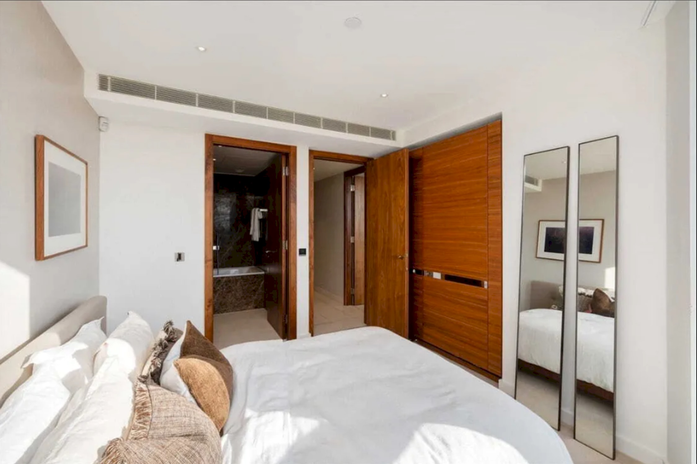 London's 32nd Floor Three Bedroom Apartment with Lovely Views in Chelsea Waterfront, Chelsea SW10 0QD - Property image 17 - VivreStays