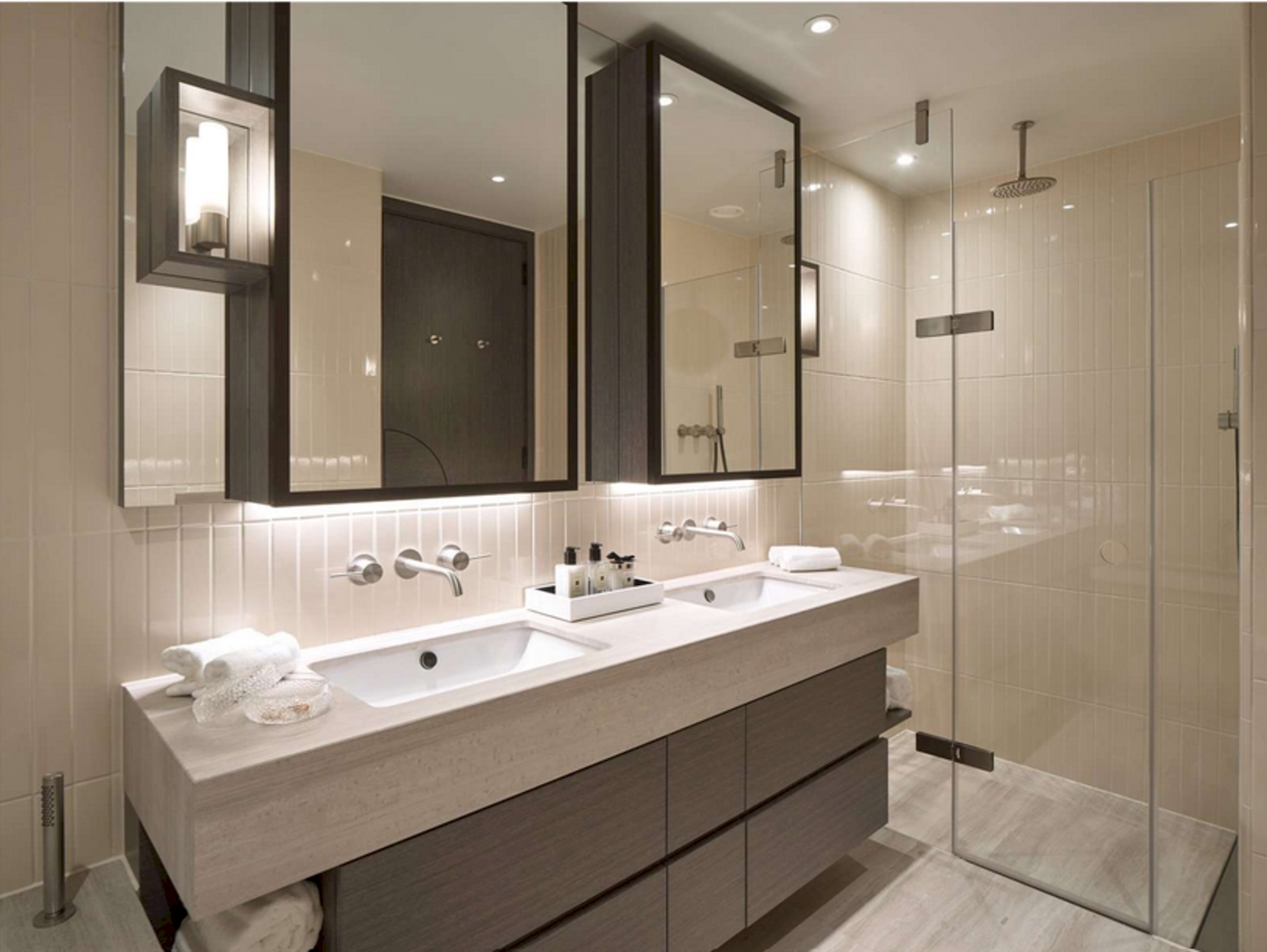 London Three Bedroom Apartment with Infinite Impressions. in Chelsea Waterfront, Chelsea SW10 0QD - Property image 16 - VivreStays