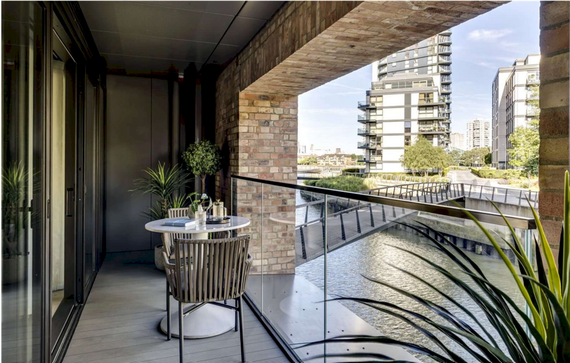 View Modern Marvels 3rd Floor Waterfront Drive Penthouse Modern Marvels 3rd Floor Waterfront Drive Penthouse serviced apartment - UK - VivreStays
