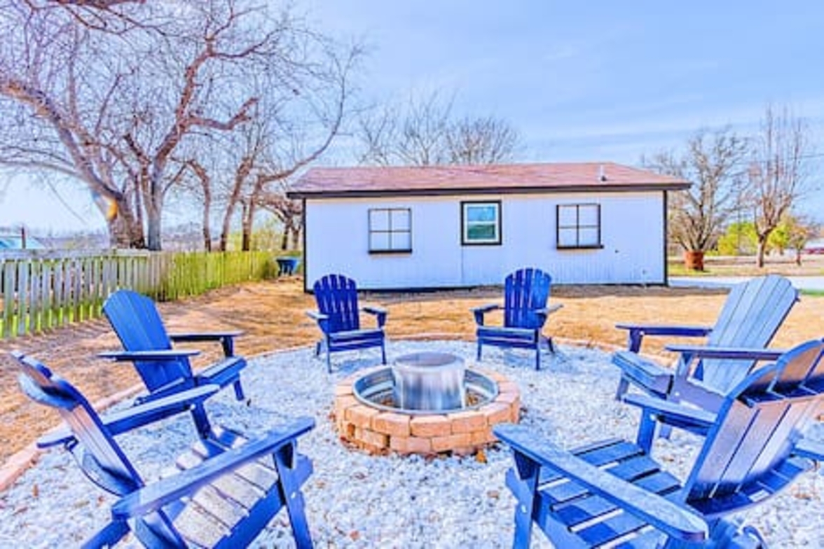3 BED Monthly + Utilities + Pet + Fire Pit photo 1