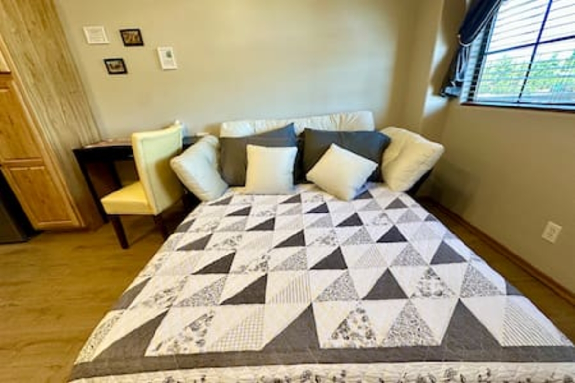1 AZ Monthly + Utilities +Wifi + Comfortable Studio photo 1