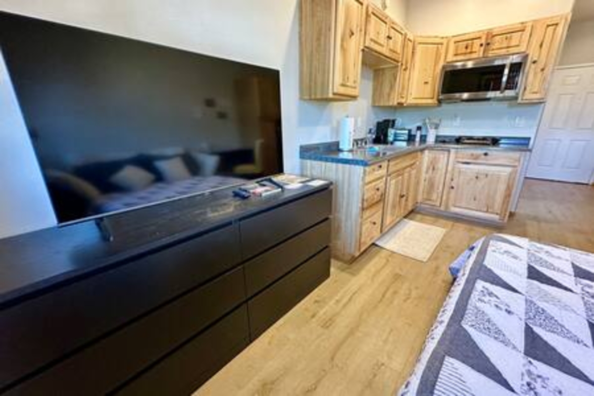 1 AZ Monthly + Utilities +Wifi + Comfortable Studio photo 5